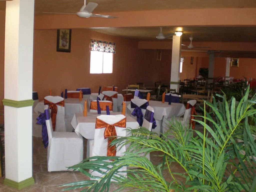 Hotel Norman'S Court Resort & Sky Restaurant Club Montego Bay