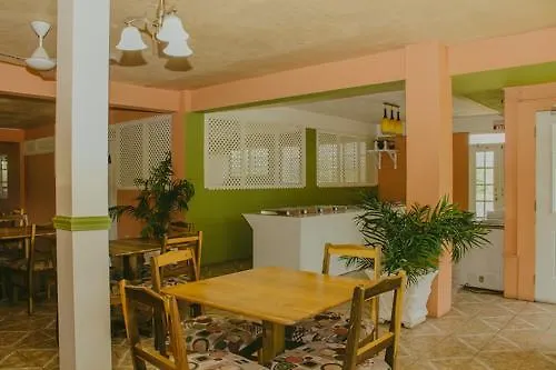 Norman'S Court Resort & Sky Restaurant Club Montego Bay